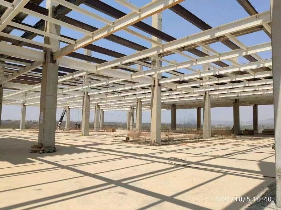 Gudang Struktur Baja Prefab yang Bisa Disesuaikan dan Serbaguna untuk Penggunaan Produk Selesai